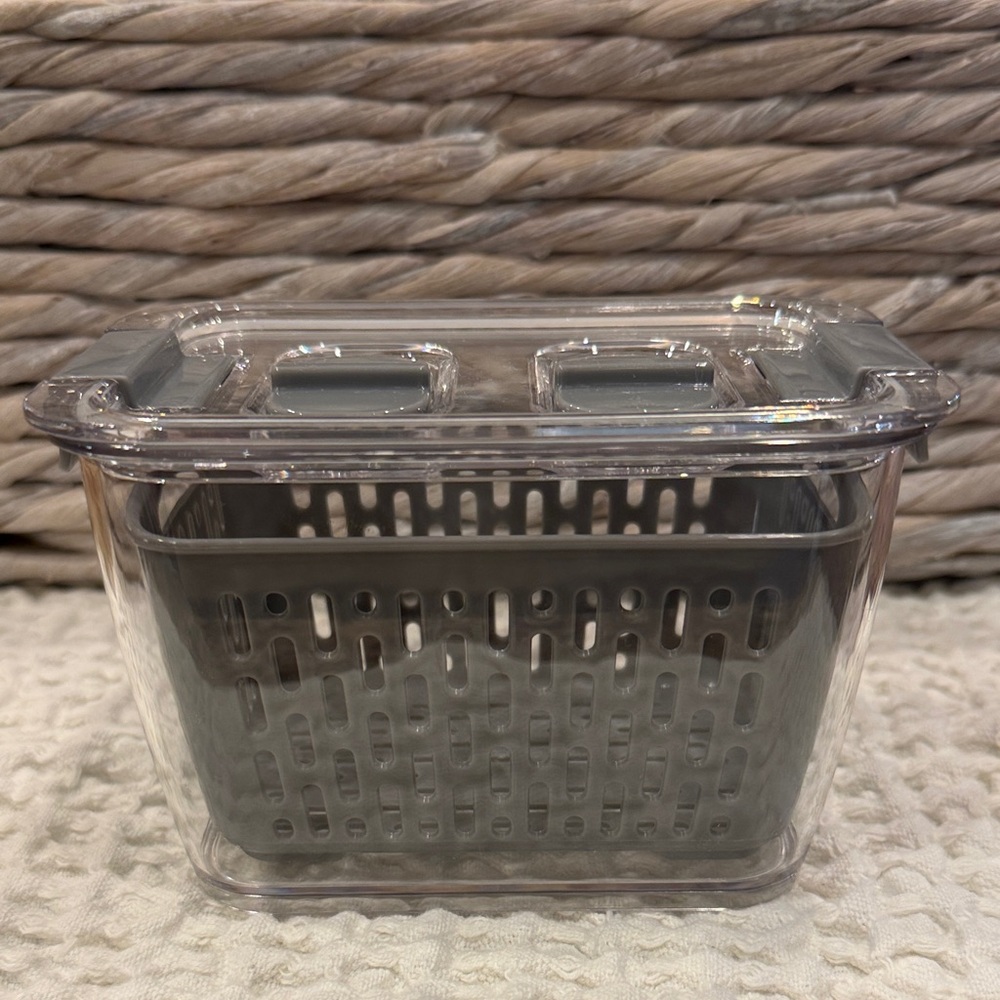 NWOT Berry/Veggie Small Storage w/removable basket and air vents
